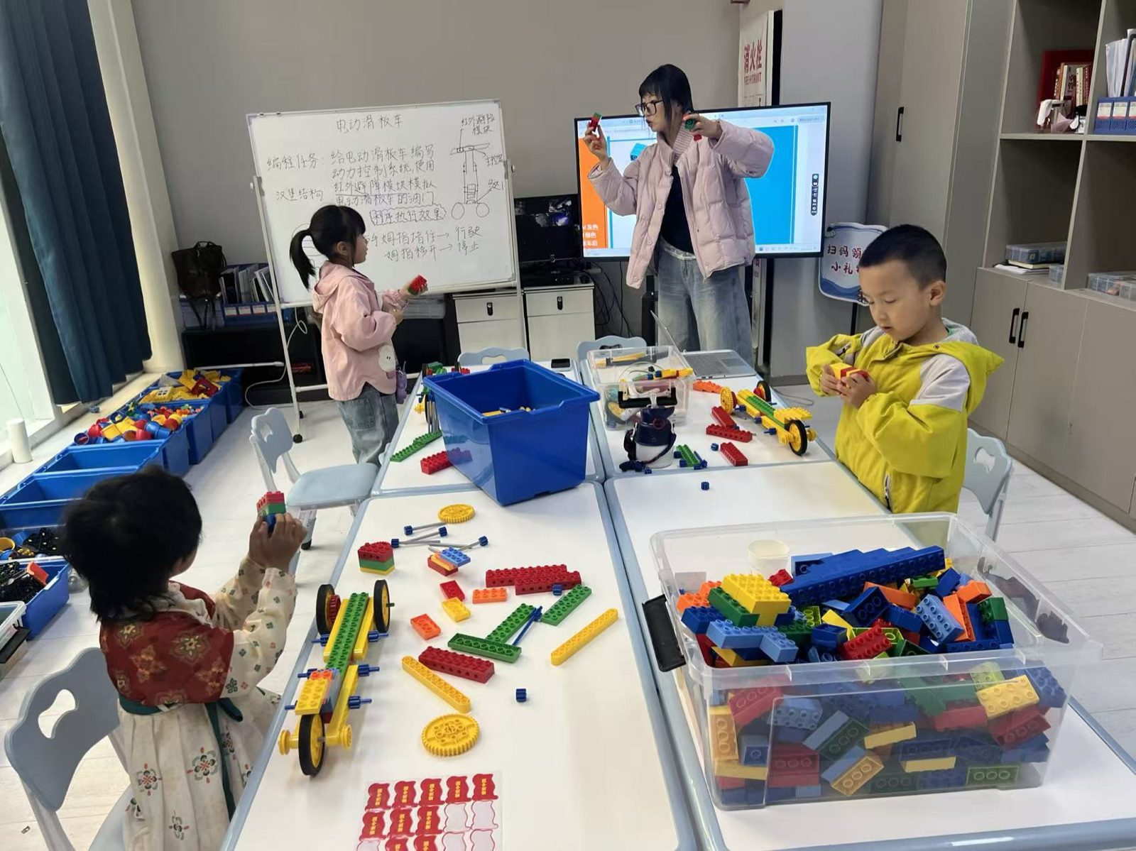 咔库编程扫卡编程课堂：老师带领孩子搭建积木作品