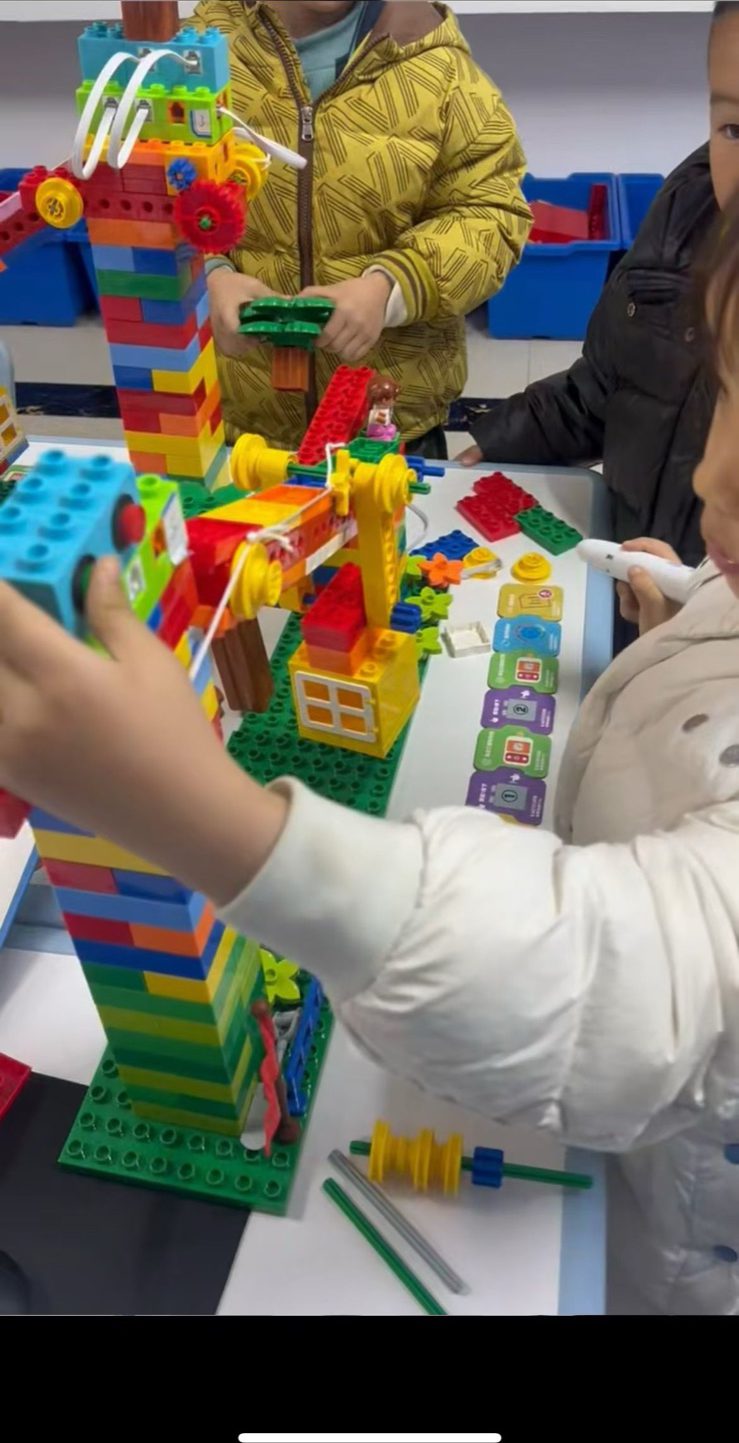 孩子使用扫卡笔控制乐高编程作品