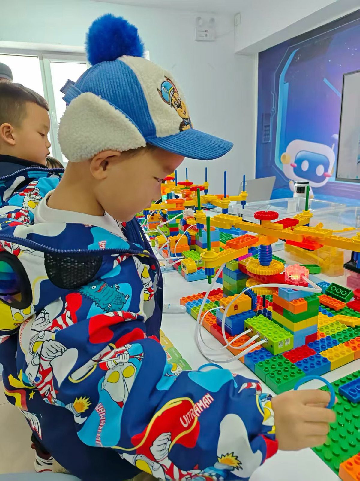 孩子专注调试乐高大颗粒扫卡编程作品