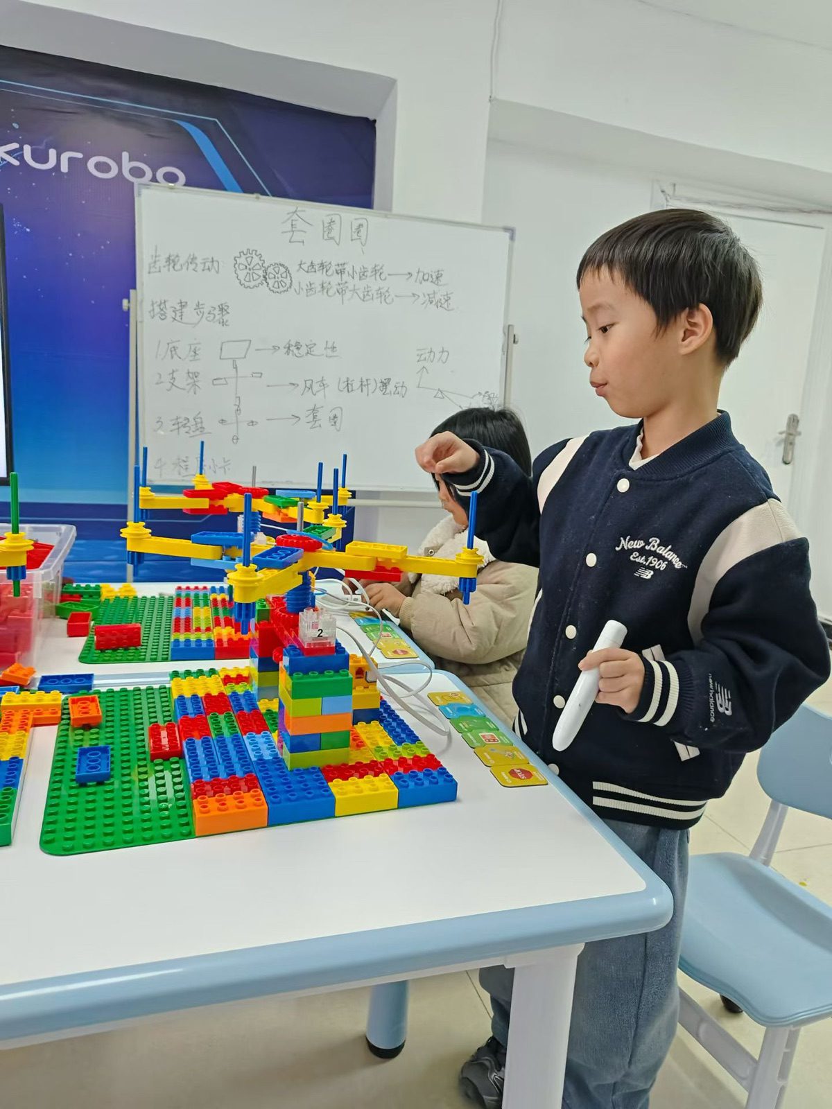 孩子展示乐高大颗粒扫卡编程作品结构