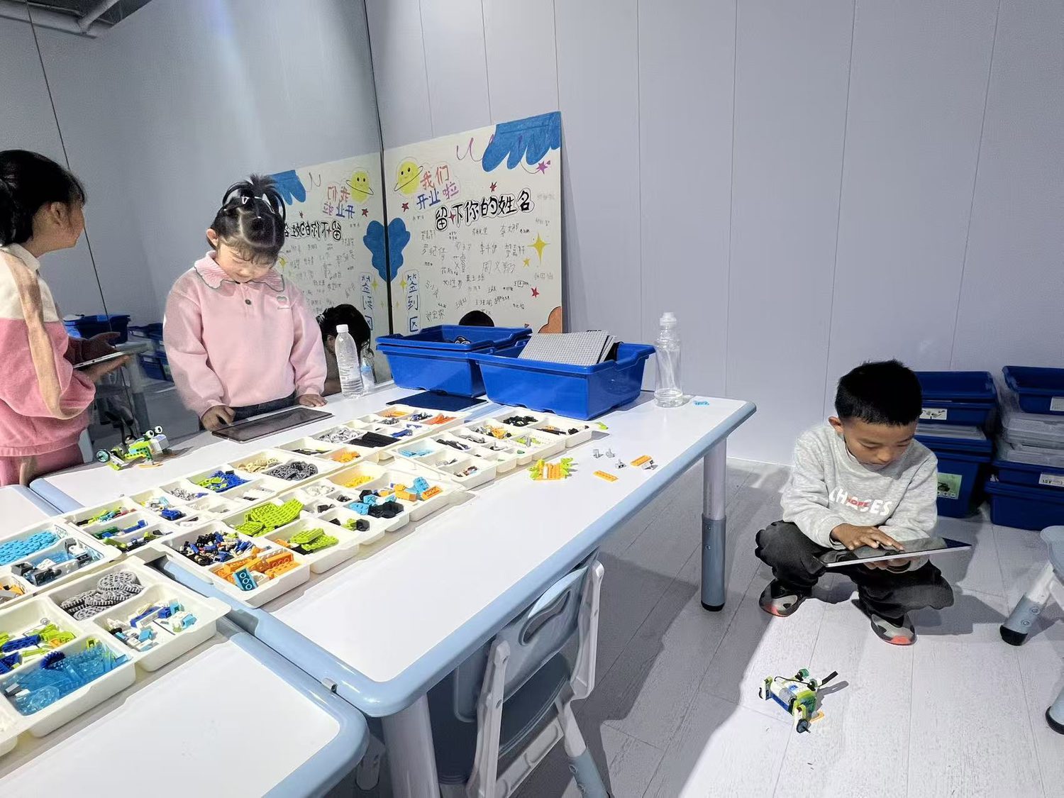 咔库编程 WeDo 2.0 课堂：孩子选择零件并进行平板编程