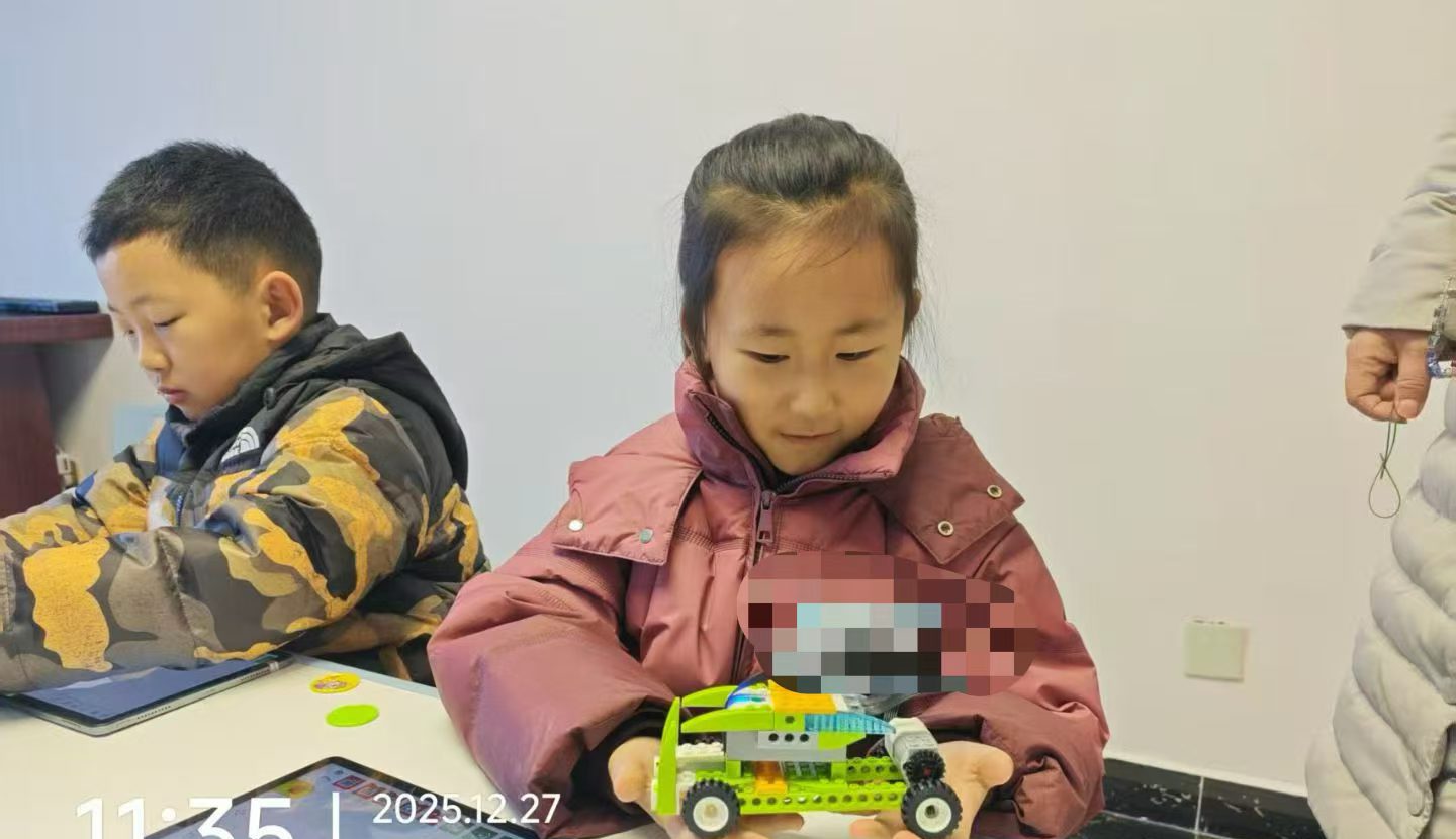 孩子展示 WeDo 2.0 小车作品