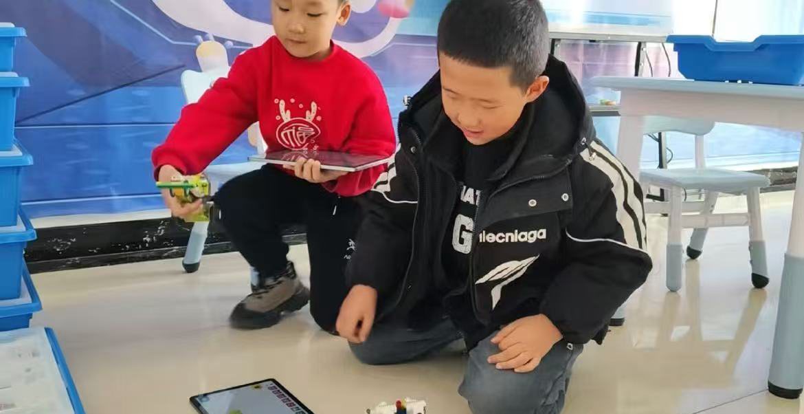 孩子测试 WeDo 2.0 作品运行效果